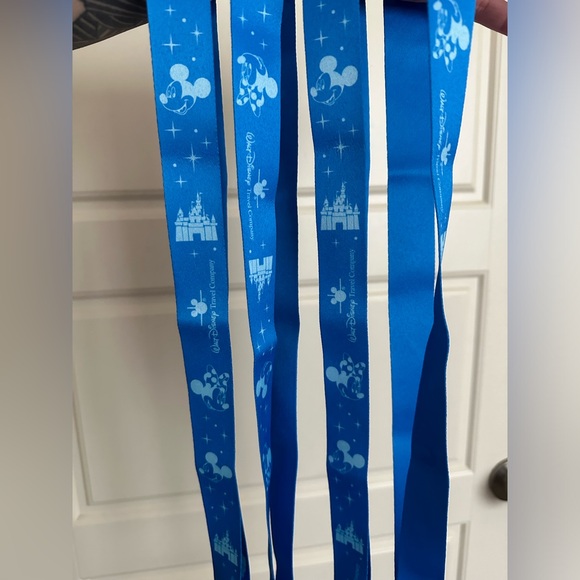 Bundle of 4 Disneyland lanyards. - Picture 3 of 4